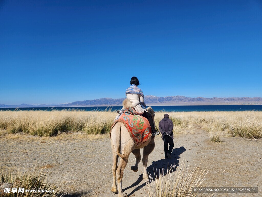 沙漠中骑骆驼的旅行者