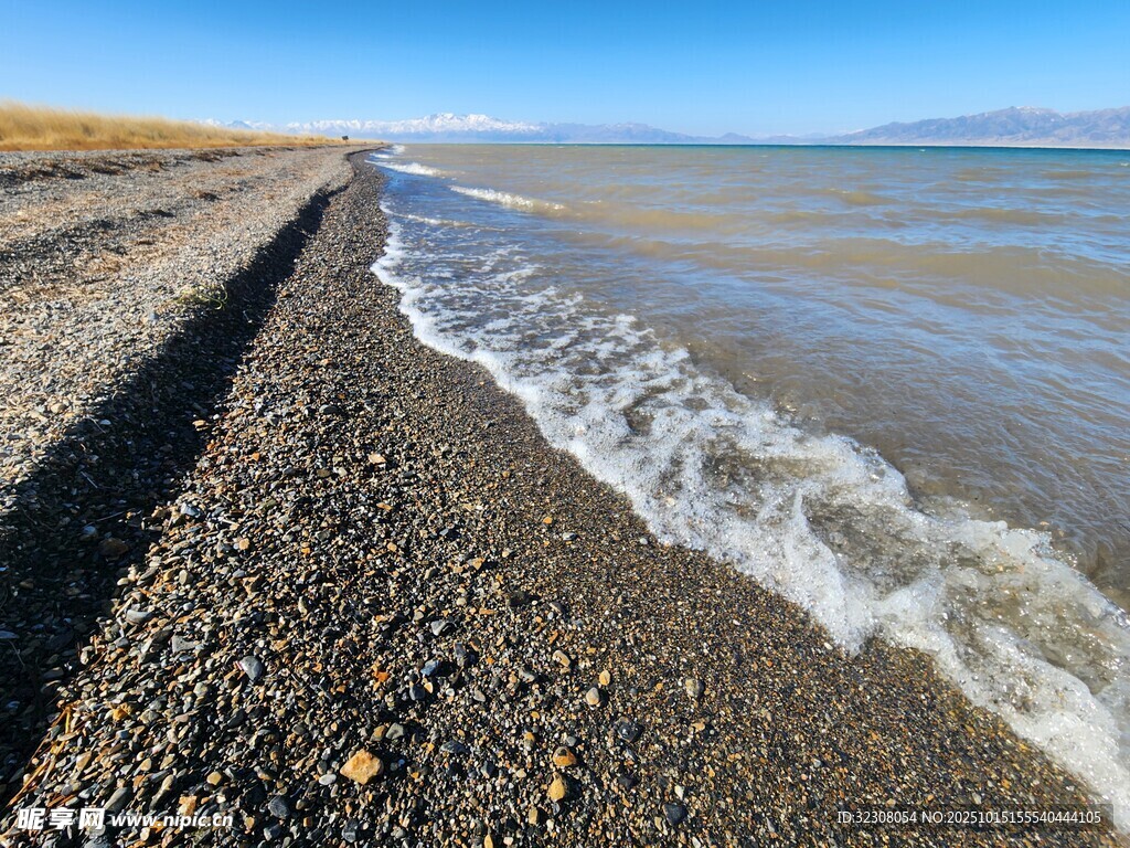 海边碎石滩与翻涌的海浪