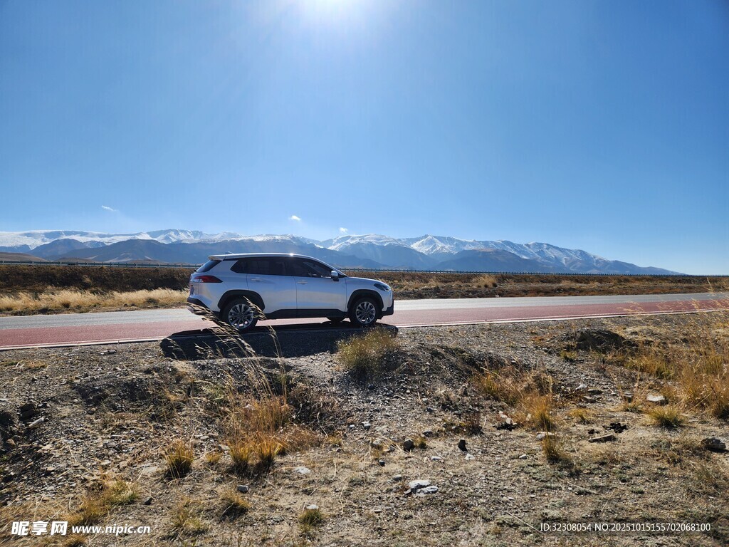 旷野中的白色SUV