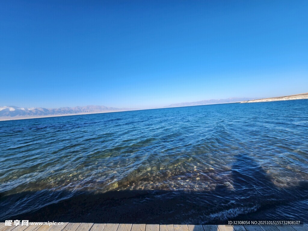 清澈湖水与蓝天的美丽景致
