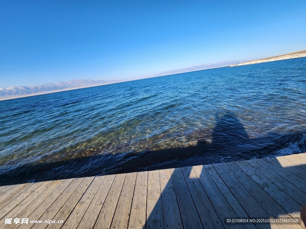 海边木栈道上的静谧风景