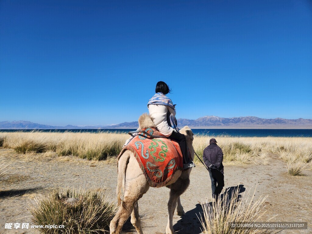 沙漠中骑骆驼的旅行者