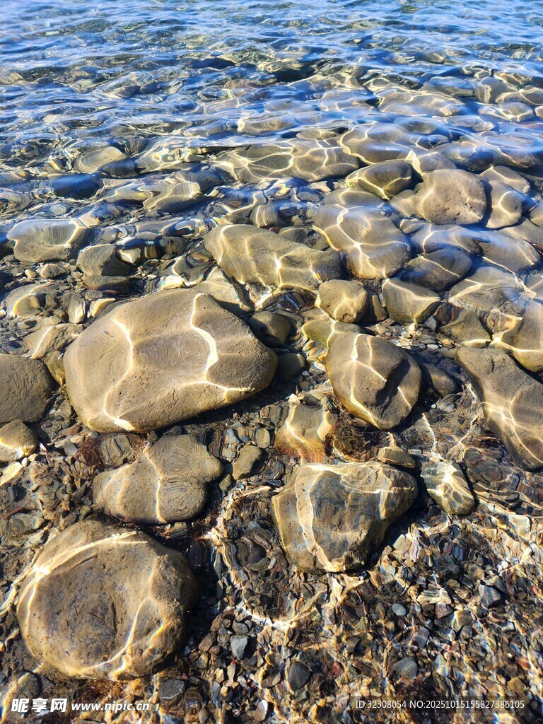 海边浅滩的圆润鹅卵石