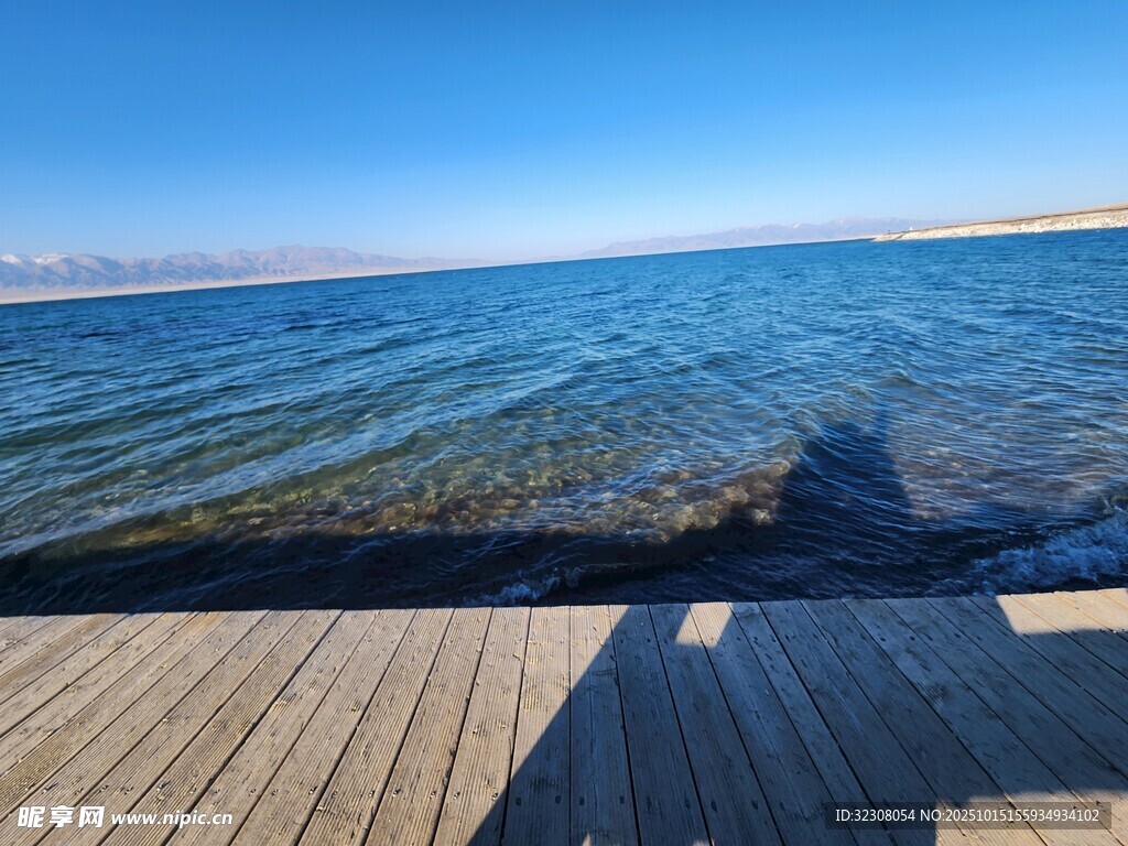 海边木栈道上的美丽倒影