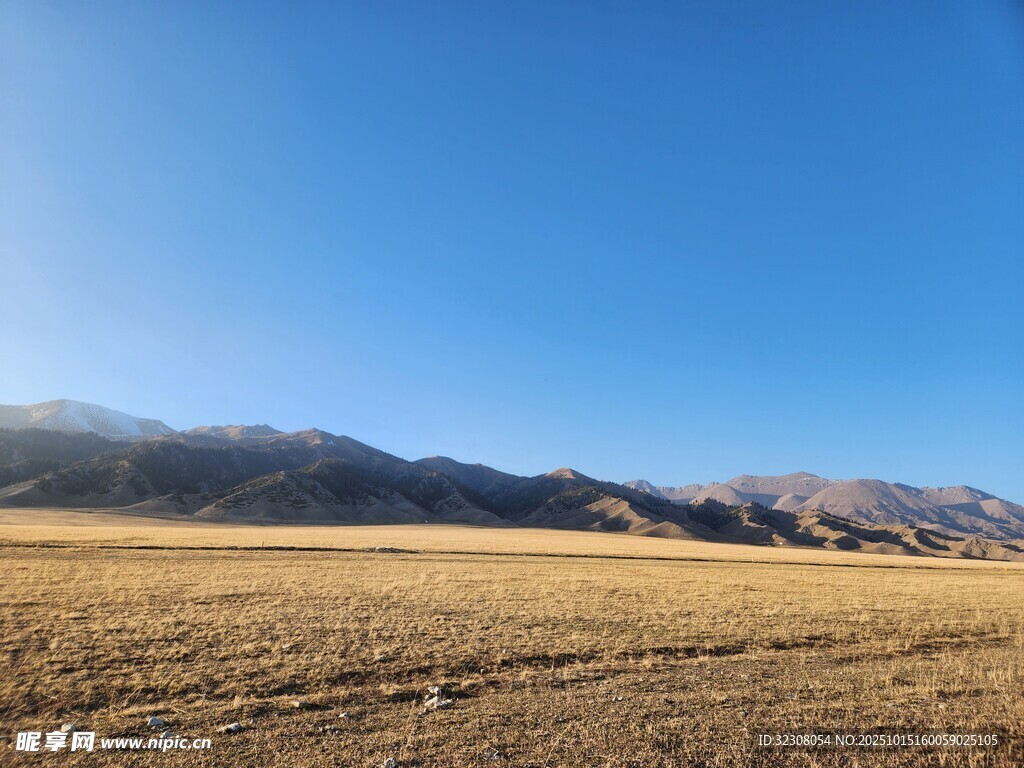 广袤原野与远处山峦