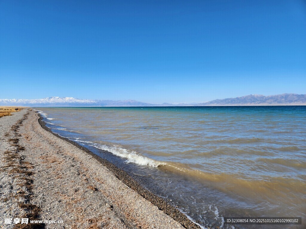 宁静的湖边沙滩美景
