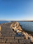 海边石砌防波堤景观