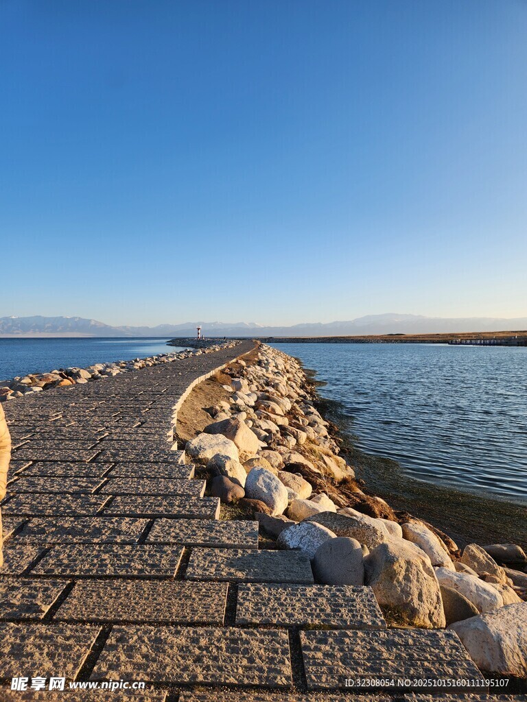 海边石砌防波堤景观