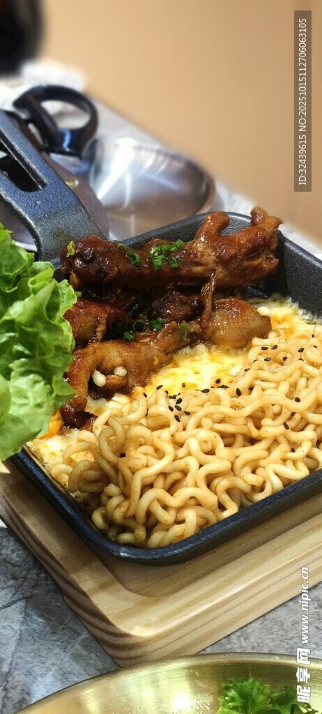 美味拌面配多样食材