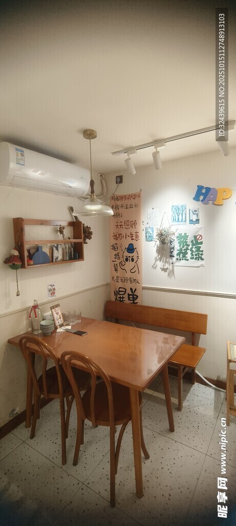 温馨复古风室内用餐空间