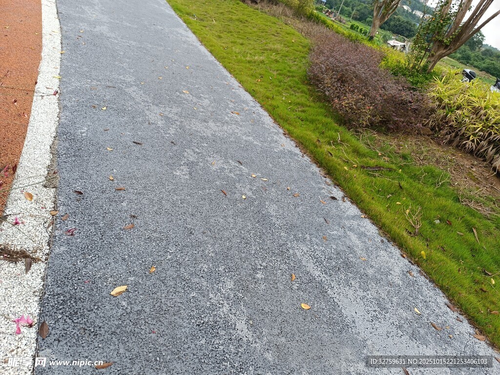 户外整洁的沥青步道
