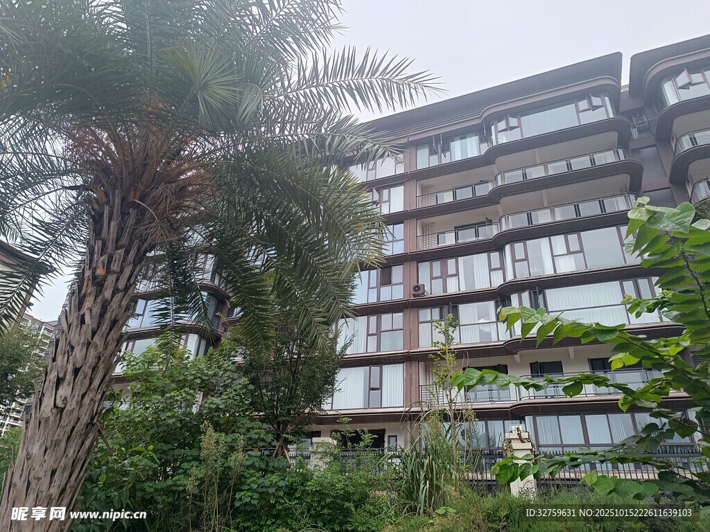 绿植环绕的现代高层住宅