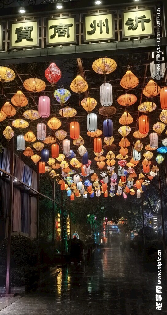 古街灯笼装饰营造浪漫氛围