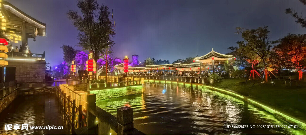 夜间河畔绚丽景观