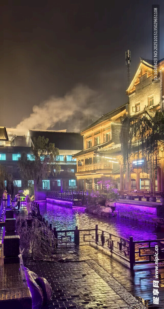 夜晚河畔绚丽灯光景观