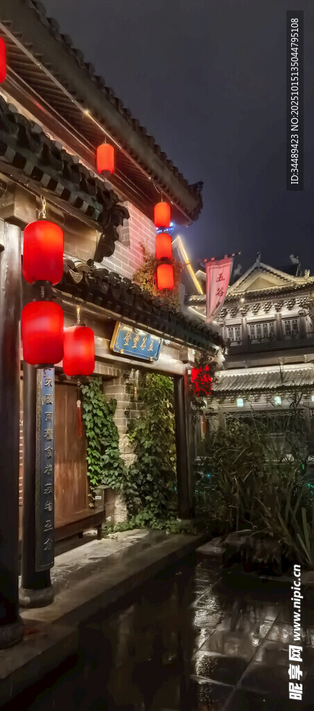 古建夜景挂红灯笼