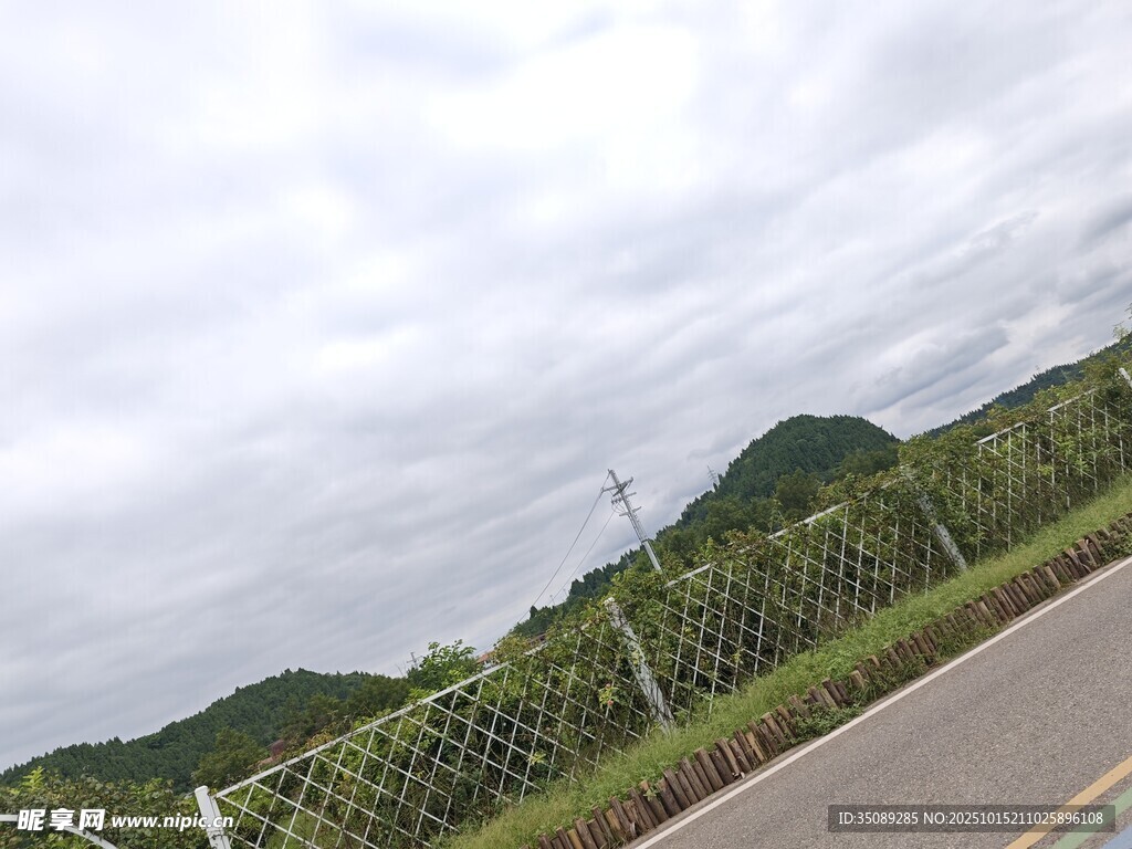公路旁的围栏与远山景色