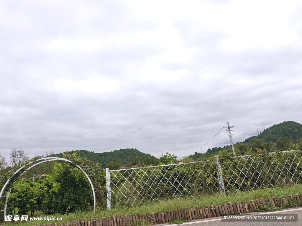 公路旁的绿色围栏与远山