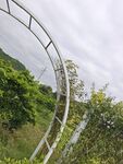 山间弧形金属结构景观