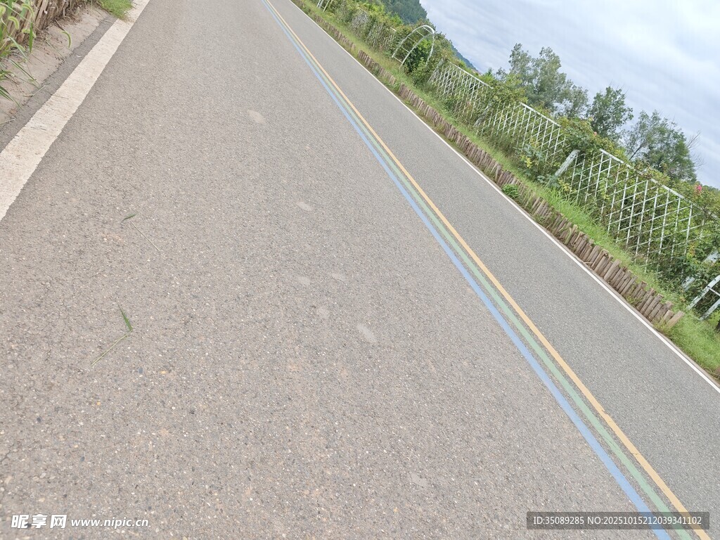 彩色标线的宽阔道路