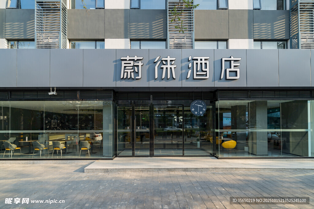 临街炸鸡香店外观