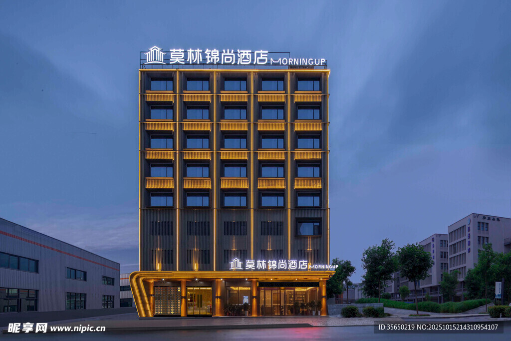 现代风格酒店外观夜景