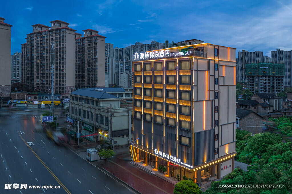 城市中灯火璀璨的高楼建筑