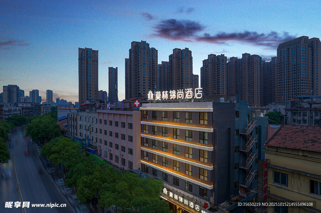 城市黄昏下的建筑与街道