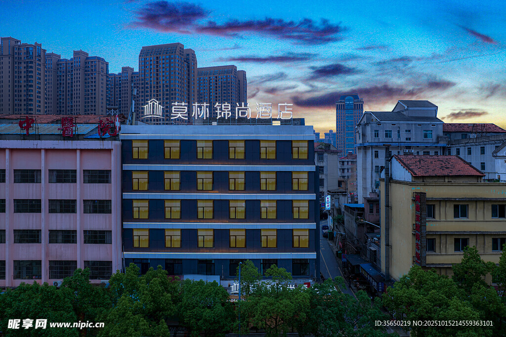 城市建筑群与绚丽天空