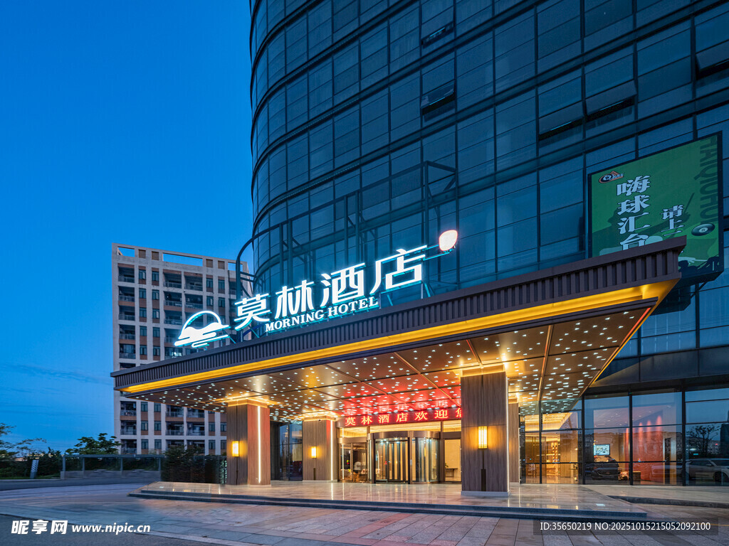 夜晚中的快捷酒店外观