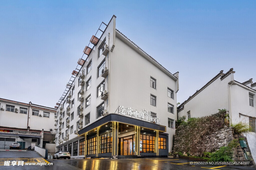 现代风格多层白色建筑