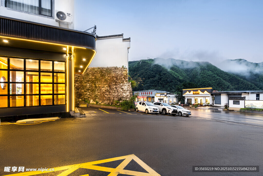 山间旅店前的宁静清晨