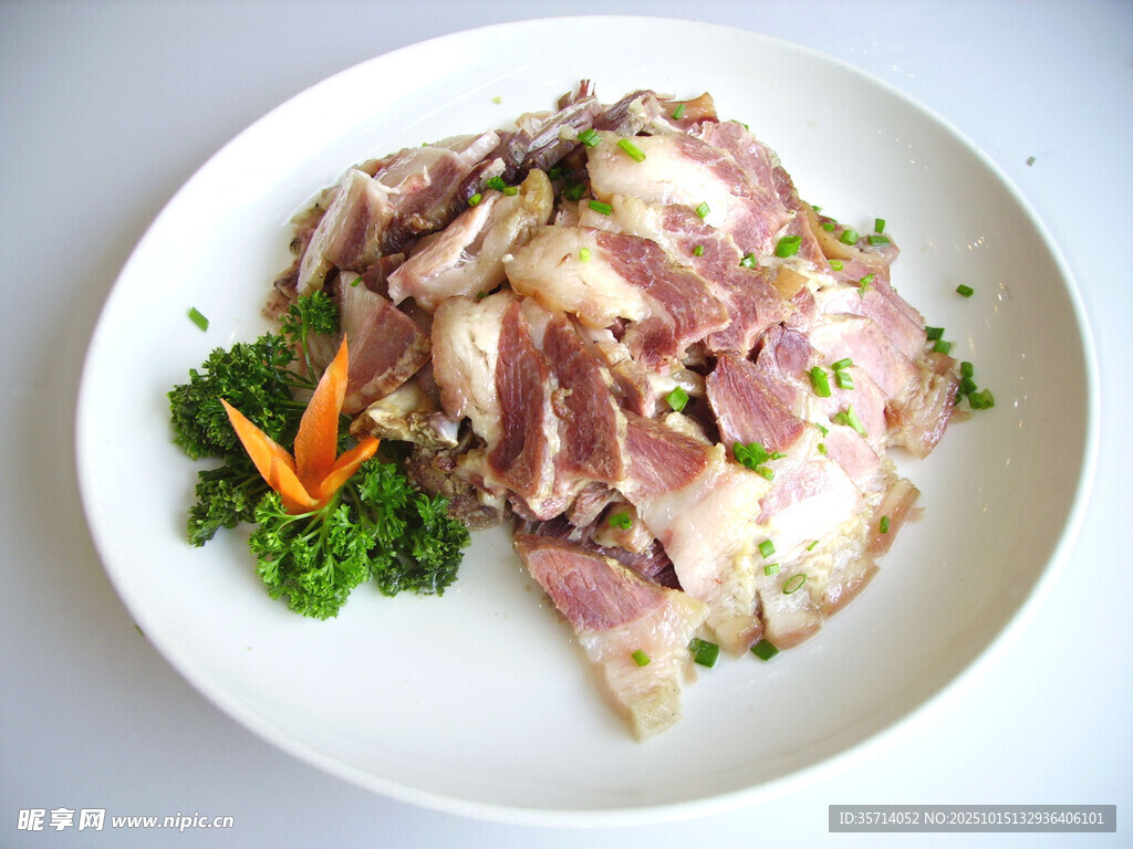 美味切片腊肉摆盘精致