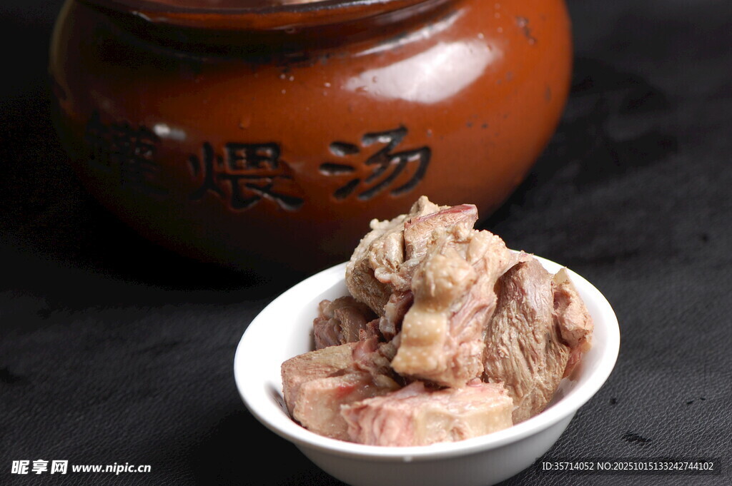 瓦罐煨制美味排骨