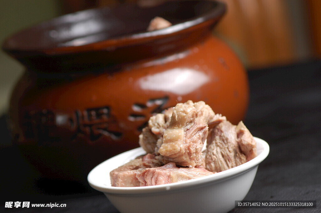 瓦罐炖排骨美味诱人