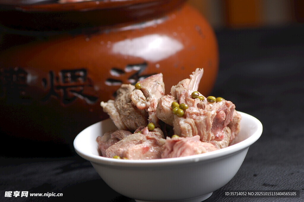 美味排骨盛于白碗中