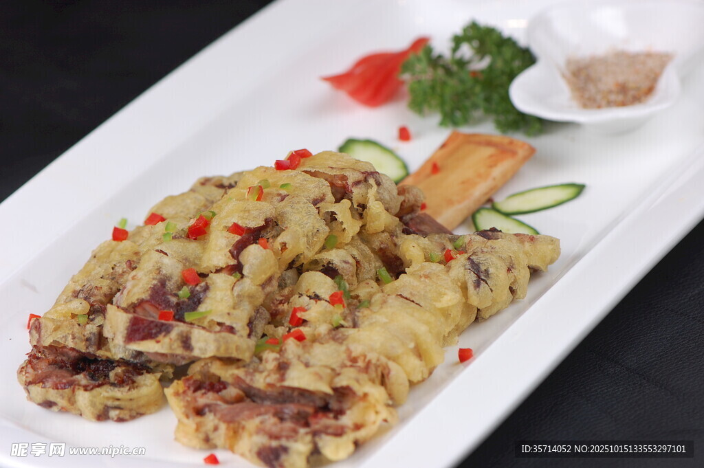 香酥美味炸鱼摆盘精致