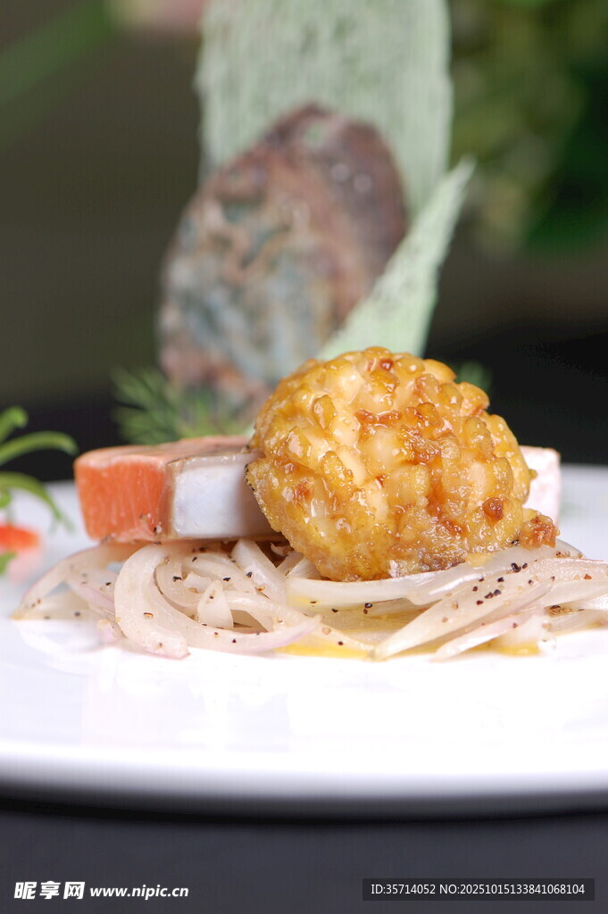 精致摆盘的美味海鲜料理
