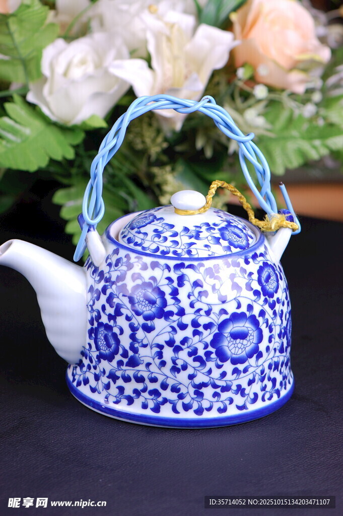 蓝白青花瓷提梁茶壶