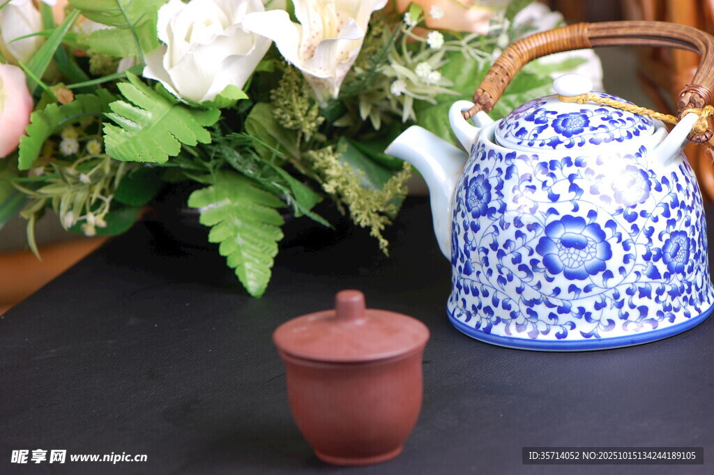 中式茶具与花卉雅致组合