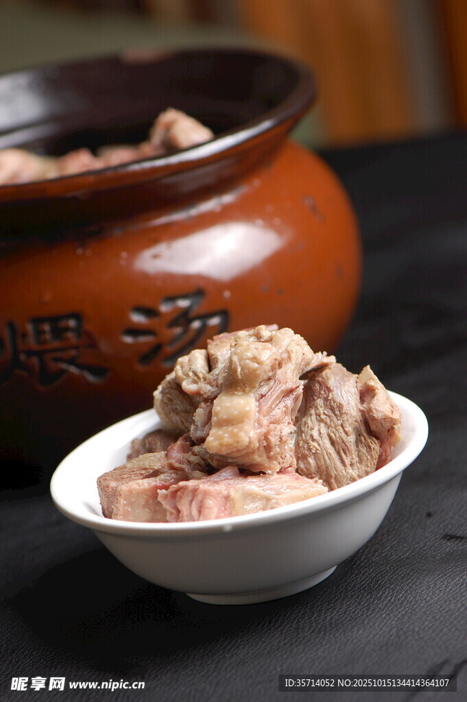 瓦罐炖煮的美味排骨