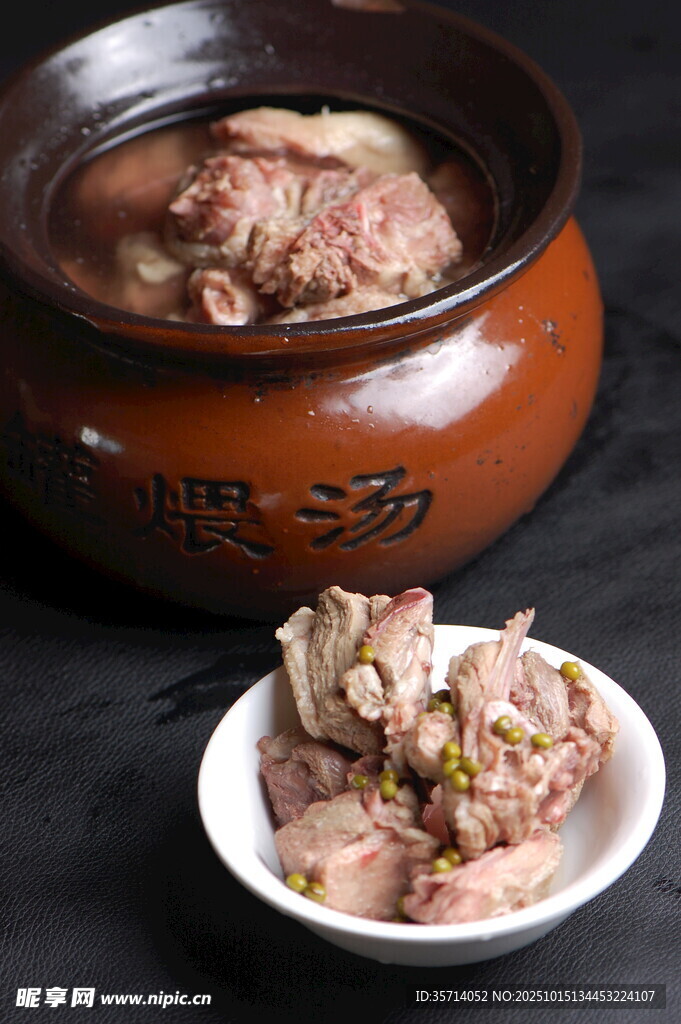 瓦罐炖肉鲜香诱人