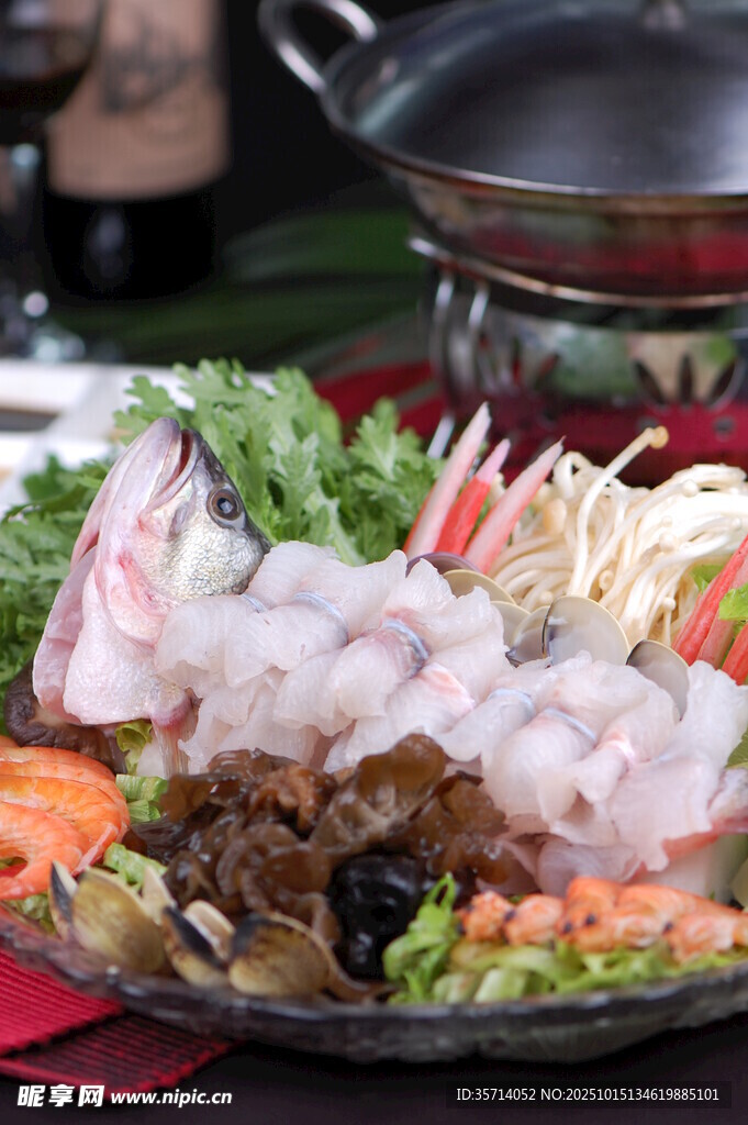 丰盛海鲜火锅食材拼盘