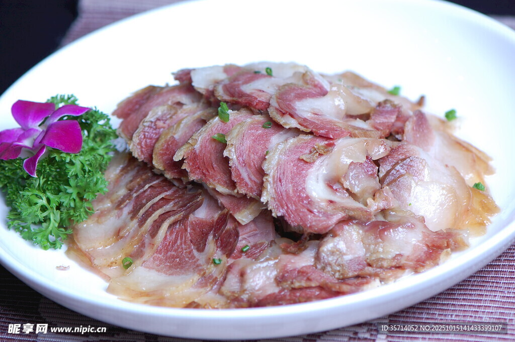 美味切好的特色腊肉拼盘
