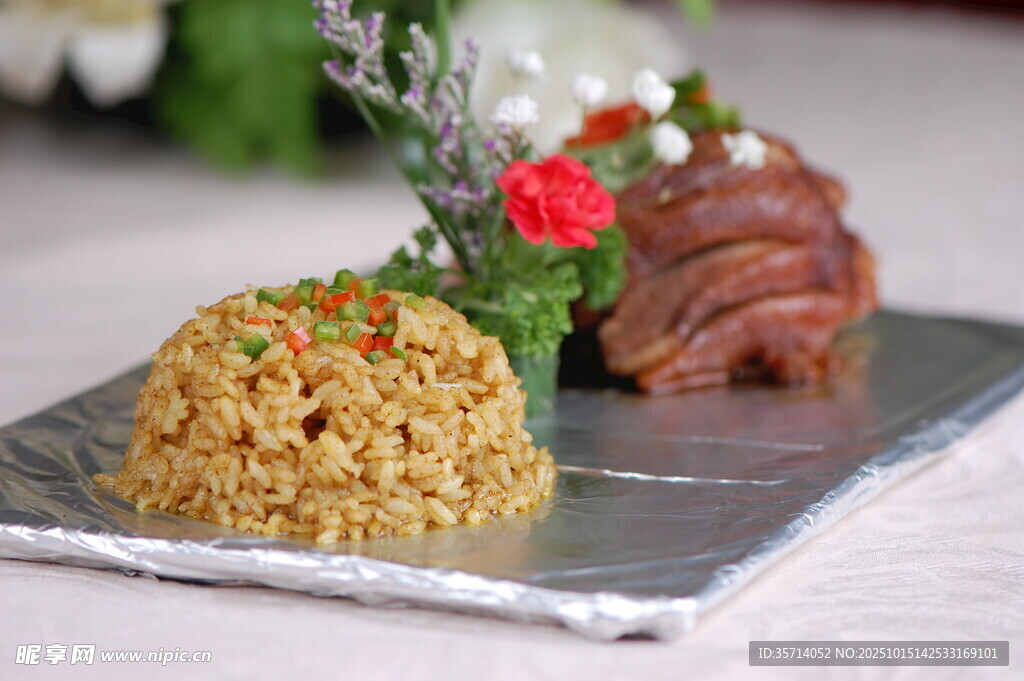 美味炒饭搭配特色烤肉