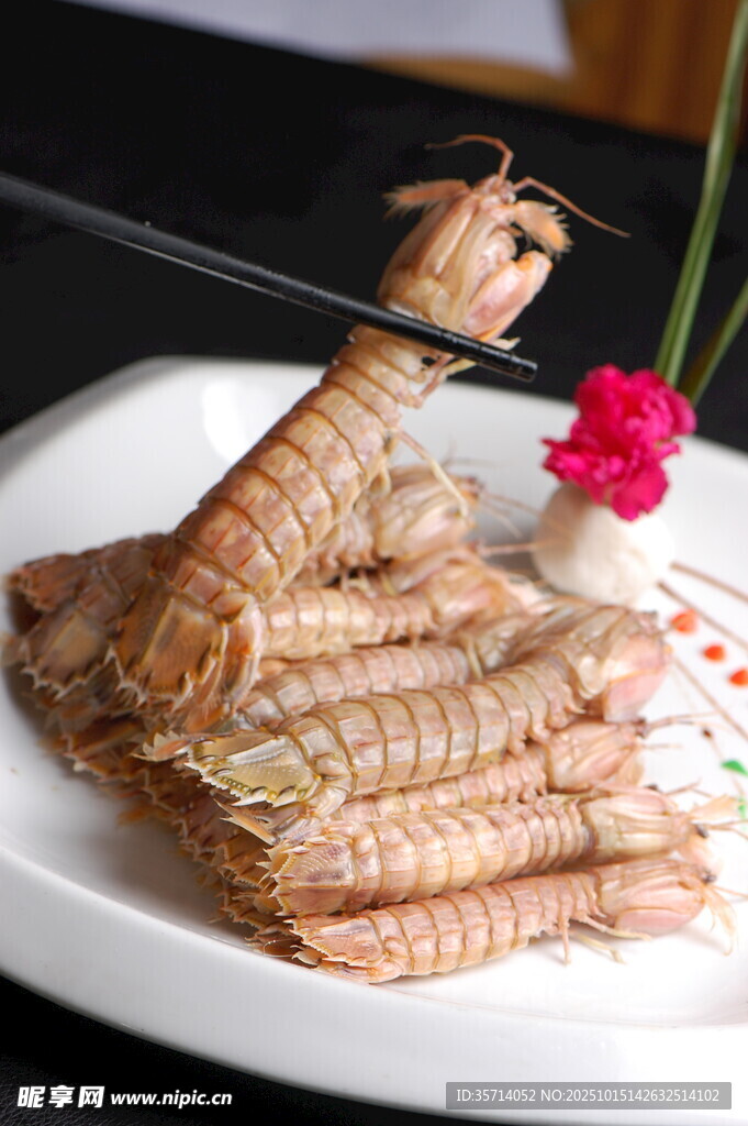 美味皮皮虾摆盘精致