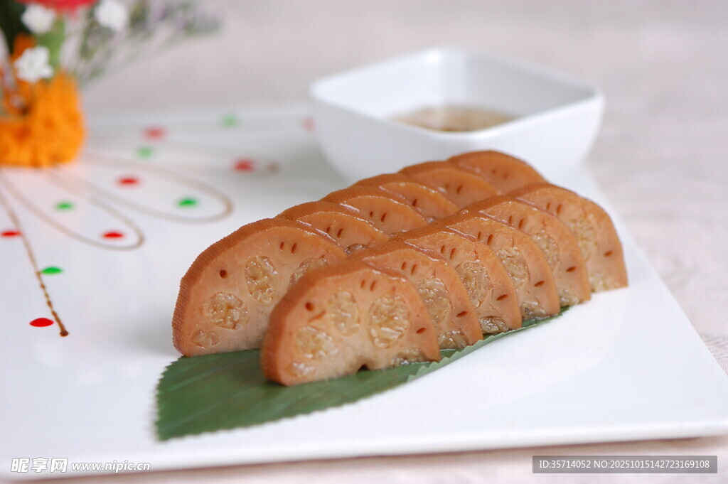 美味糕点摆于盘上