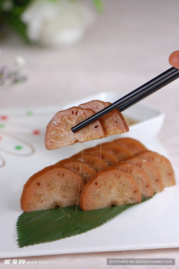 筷子夹起美味糕点