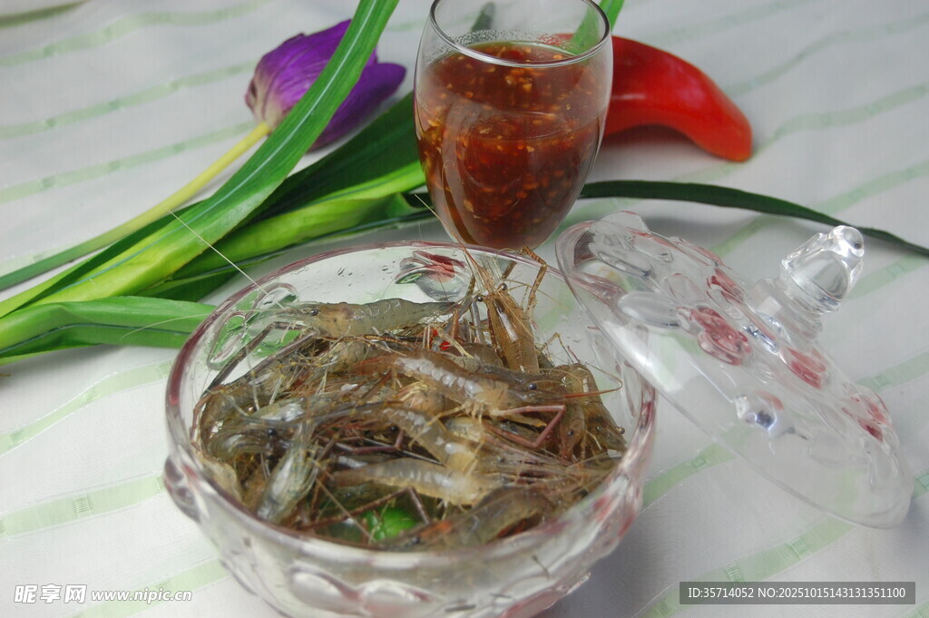 玻璃碗中的新鲜小河虾