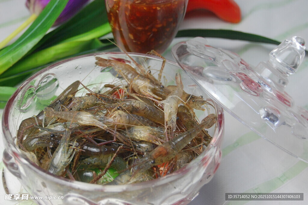 透明杯中鲜活的小虾